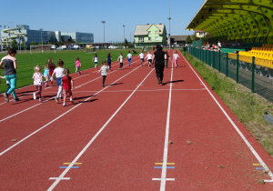 3,4-latki podczas biegu