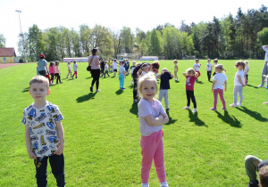 Dzieci podczas ćwiczeń