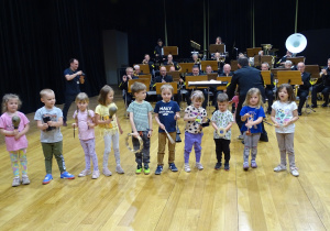 Dzieci grają z orkiestrą