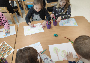 Przedszkolaki malują laurki
