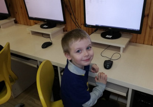 Chłopiec pracuje na komputerze