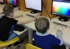 Chłopcy pracują przy komputerach