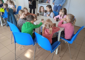 Dzieci w czasie pobytu na stołówce.