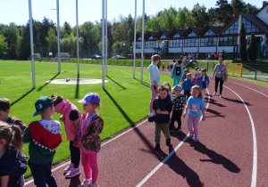 Przedszkolaki w czasie przygotowań do biegów.