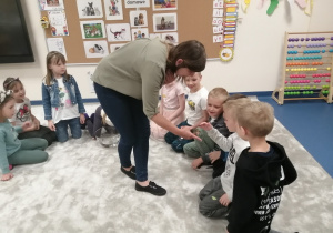 Pani Agnieszka pokazuje dzieciom żółwika