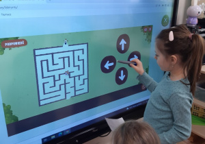 Dzieci grają w gry interaktywne na tablecie