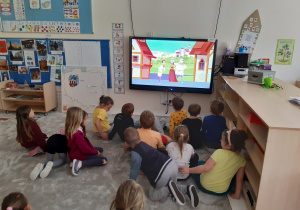 Dzieci oglądają legendę o toruńskich piernikach