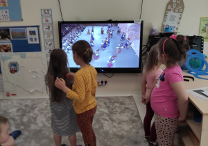 Dzieci oglądają na tablecie taniec Krakowiaka