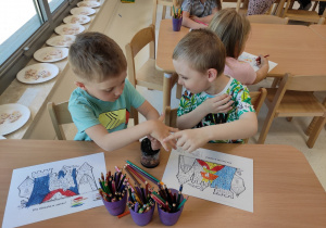 Dzieci malują według kodu