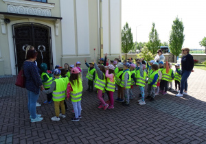 Dzieci koło kościoła w Łękińsku
