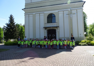 Wspólne zdjęcie koło kościoła w Łękińsku