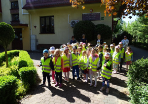 Wspólne zdjęcie koło Przedszkola w Łękińsku