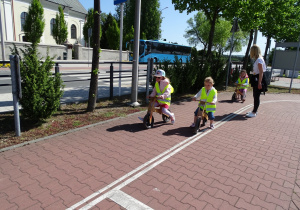 Dziewczynki jadą na rowerkach