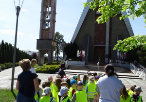 dzieci koło kościoła w Kleszczowie