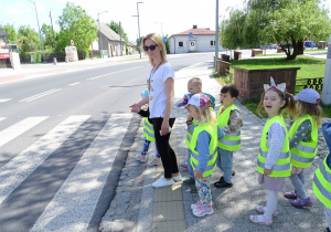 Dzieci przed przejściem dla pieszych