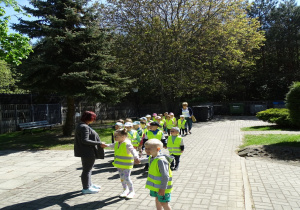Dzieci w schronisku dla zwierząt w Radomsku