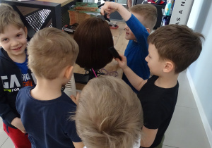 03 chłopcy robią fryzurę na włosach manekina