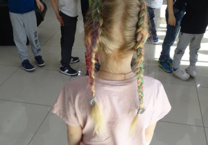 13 dziewczynka prezentuje fryzure