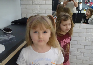 18 dziewczynki pozuja do zdjec w nowych fryzurach