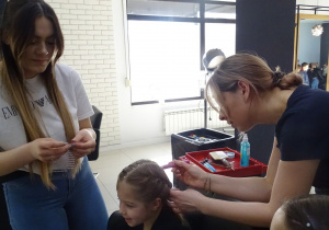 25 fryzjerki ozdabiaja wlosy dziewczynki cyrkoniami