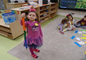 Bianka demonstruje nam swoją linię życia- 3 latka-wg Montessorii