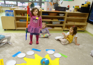 Bianka demonstruje swoje 5 lat wg.Linii życia M. Montessorii.