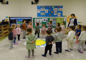 Dzieci śpiewają Sarze piosenkę "100 lat".