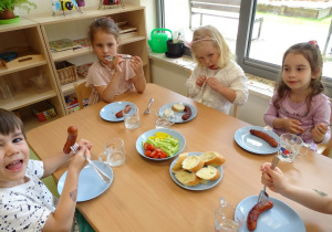 Przedszkolaki jedzą obiad