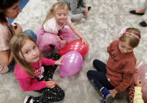 dzieci z balonikami