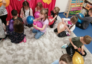 dzieci z balonikami