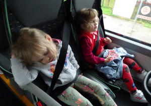 Dziewczynki śpią w autobusie