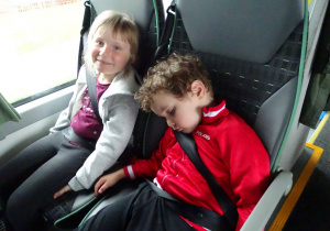 Dzieci w autobusie podczas drogi powrotnej do przedszkola