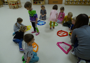 Dzieci dopasowały węże według koloru.