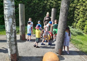 Dzieci oglądają pnie i korę różnych rodzajów drzew