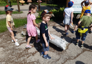 Dzieci dotykają skamieniałych pni