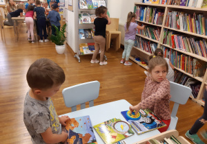 Dzieci przeglądają książeczki