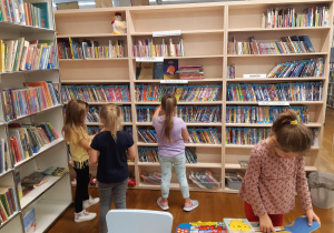 Dzieci oglądają zasoby biblioteczne