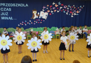 Dziewczynki podczas tańca kwiatów