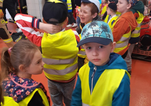 Dzieci w remizie strażackiej