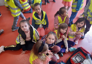Dzieci oglądają sprzęt strażaków