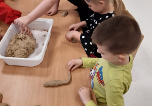 Dzieci bawią się masą piaskową
