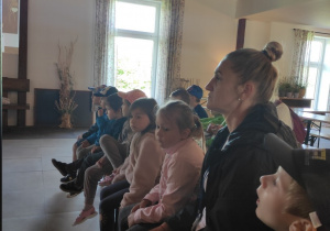 Dzieci podczas oglądania prezentacji
