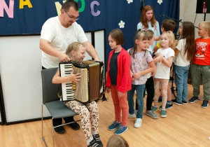 dzieci grają na instrumentach