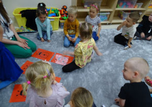 Dzieci układają biedronki w odpowiedniej kolejności.