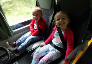 Dzieci siedzą na siedzeniach w autokarze.