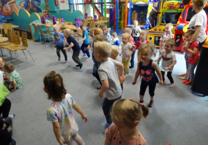 Dzieci tańczą zumbę.