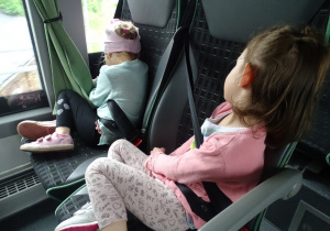 Dziewczynki śpią w autokarze.