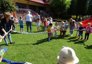 Dzieci bawią się w kole SIgumą.
