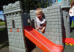 Ernest bawi się w zamku na placu zabaw.