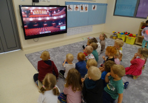 Dzieci oglądają film o tym, jak wygląda teatr.